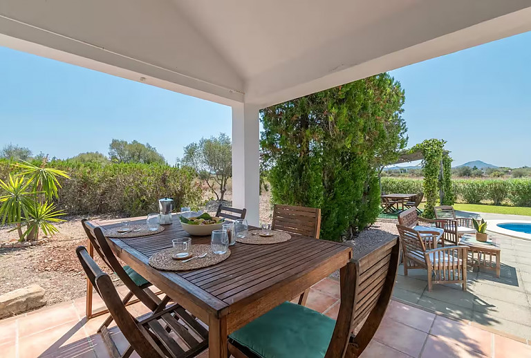 Terrasse mit Vordach und Esstisch