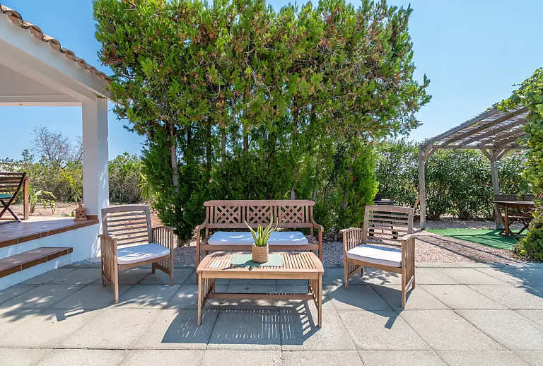 Terrasse im Garten mit Gartenmöbeln