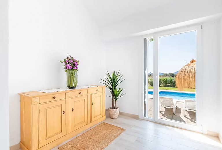 Flur mit Sideboard und Terrassentür