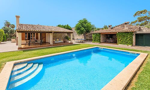 Finca Mallorca Aussenansicht Garten Pool