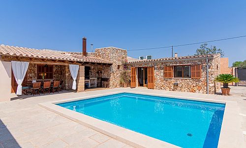 Finca Pool Sonnenliegen Himmel 