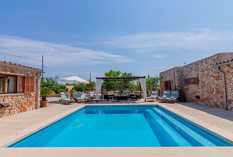 Landhaus Pool Grillecke Topfpflanzen