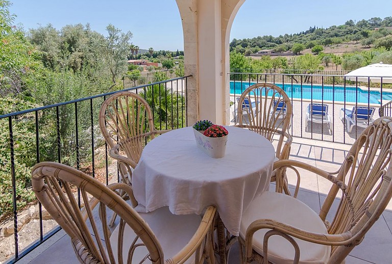 Terrasse Ausblick Esstisch Stühle 