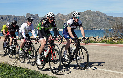 Radsportler bei Finca auf Mallorca